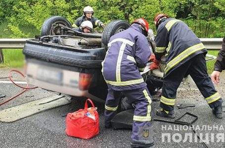 На трасі Тернопіль-Львів перекинувся автомобіль. Водій загинув, пасажири травмовані (ФОТО)