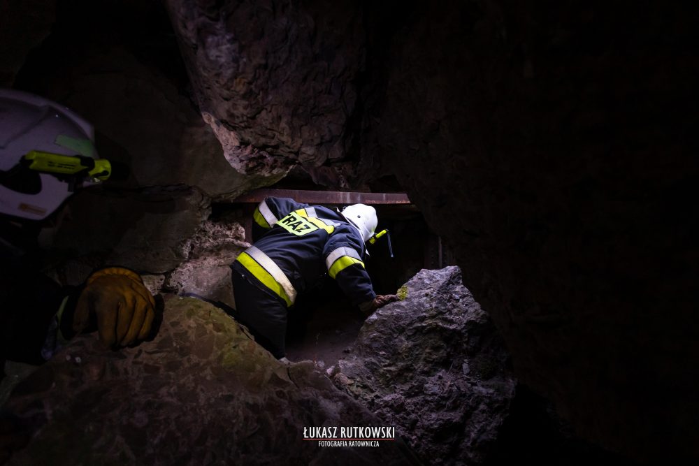 Українець важко травмувався у Польщі – молодий чоловік впав у підземний бункер (ФОТО)