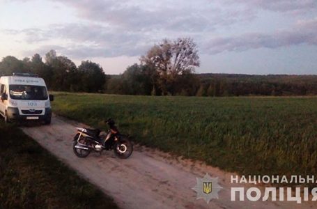 Аварія на Тернопільщині – на дорозі біля мотоцикла знайшли мертвого чоловіка