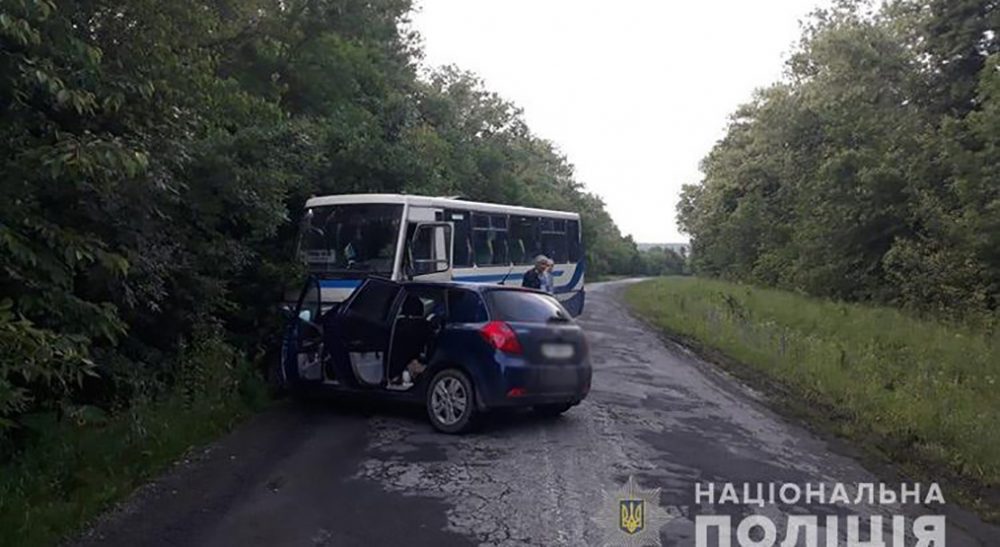 Водій автобуса Тернопіль-Чортків їхав посередині дороги і потрапив у ДТП (ФОТО)