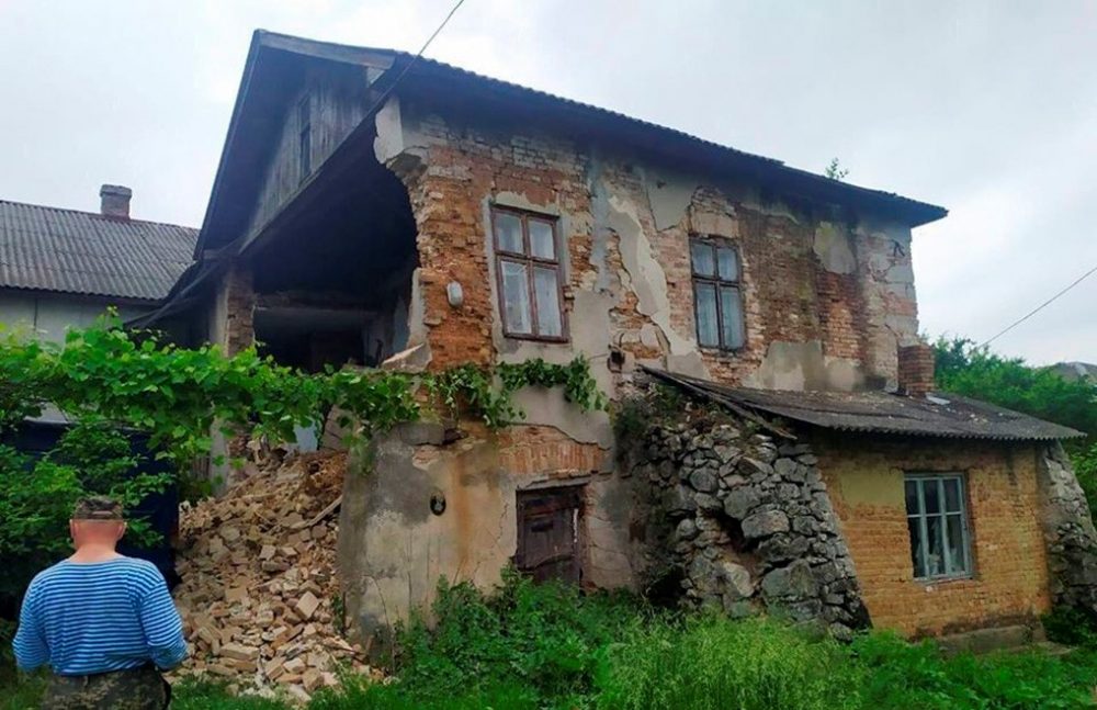 У Гримайлові обвалилася стіна 100-літнього будинку (ФОТО)