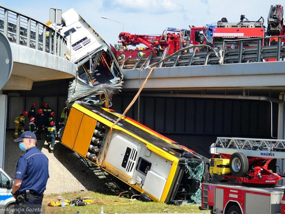 У Варшаві автобус впав з мосту, є загиблі і поранені (ФОТО)