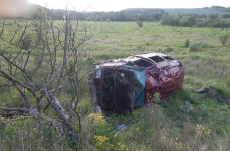Аварія на Тернопільщині: автомобіль злетів з дороги у поле (ФОТО)