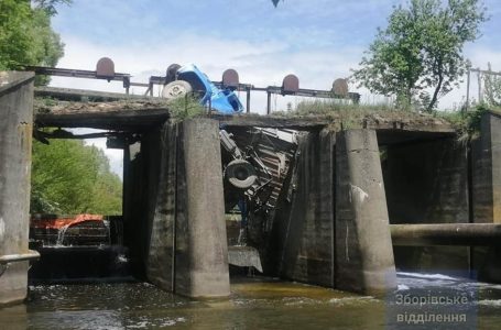 У Тернопільській області на аварійному мості провалилася вантажівка (ФОТО)