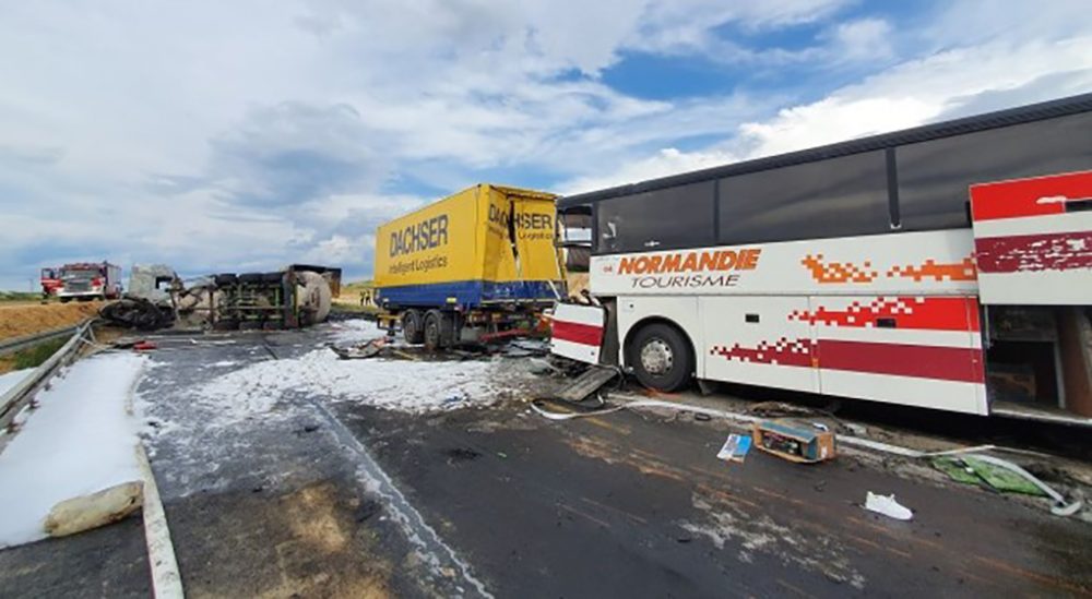 У Польщі автобус із Тернополя потрапив у ДТП: 16 людей травмовано (ФОТО)