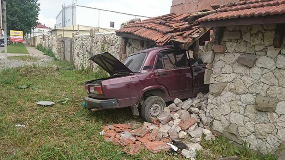У Тернополі п’яний водій на “Жигулях” проламав кам’яну стіну (ФОТО)