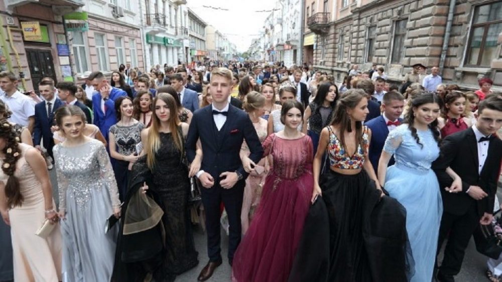 Парад випускників у Тернополі – для транспорту вулицю Руську і проспект Бандери на годину закриють