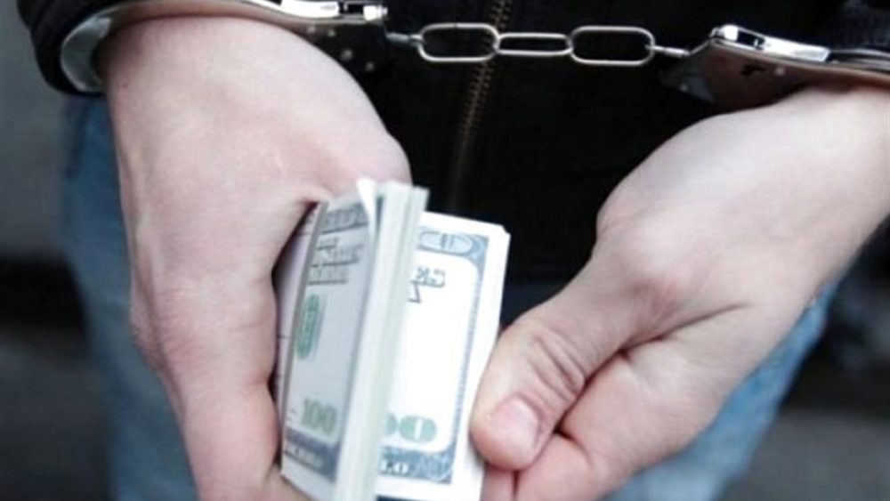 У Тернополі керівник підприємства приніс у поліцію 3000 доларів хабаря