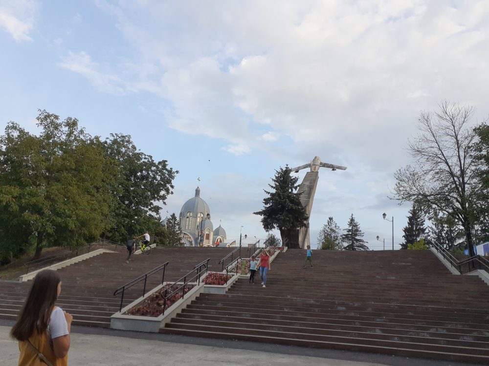 Літак нікуди не полетів: у парку Національного відродження завершили ремонт сходів (ФОТО)