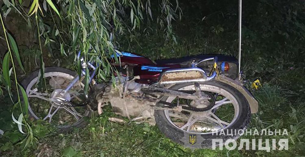 Житель Кременця на мотоциклі врізався у дерево і отримав важкі травми