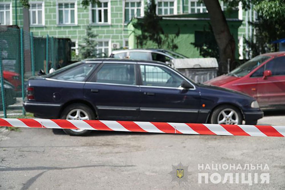 Переполох у центрі Тернополя: у дворі банку хтось залишив підозріле авто
