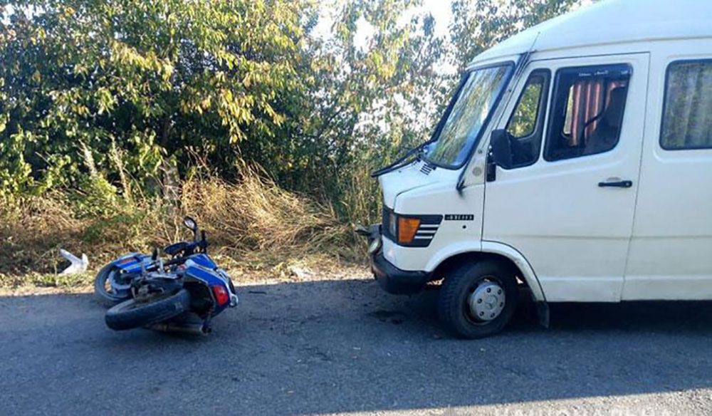 У Заліщицькому районі зіткнулися мотоцикл та автобус – двоє людей травмовано