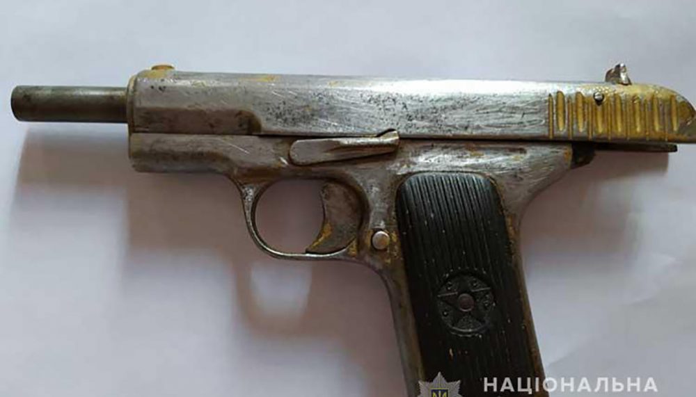 Бойовий пістолет житель Чорткова намагався продати за майже 20000 гривень
