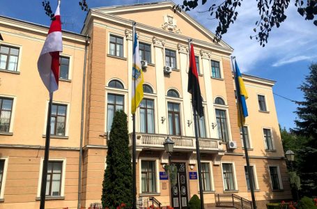 Біля Тернопільської міської ради вивісили білоруський національний прапор