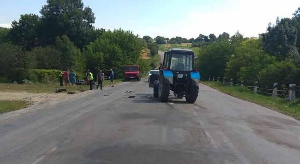 У Чернихівцях водій скутера внаслідок зіткнення з трактором отримав численні травми