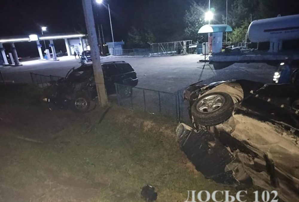 На Теребовлянщині водій джипа під час обгону розбив своє і чуже авто та втік з місця ДТП