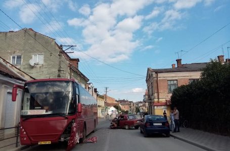 У Бережанах страшна аварія – зіткнулися “Жигулі” та рейсовий автобус (ФОТО)