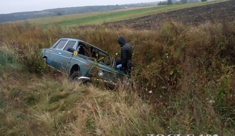 У Кременецькому районі перекинувся автомобіль – 19-річний водій загинув (ФОТО)