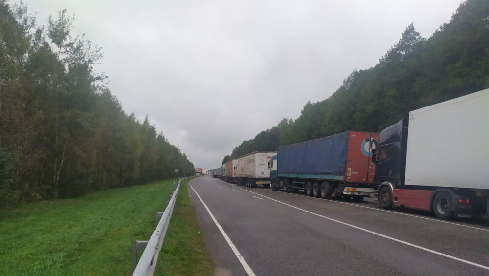 Кілометрові черги та оформлення двох машин за годину: тернополянин розповів про ситуацію на кордоні з Білоруссю