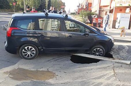 У Тернополі під автомобілем утворилося кількаметрове провалля (ФОТО)