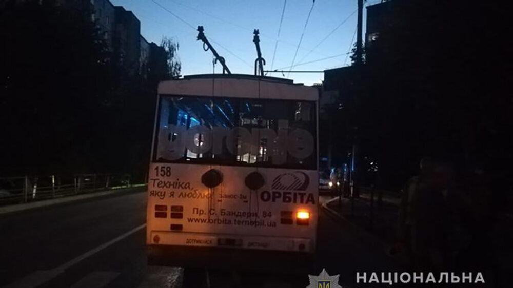 Аварія у Тернополі: водій тролейбуса вийшов поправити дроти і потрапив під колеса автомобіля