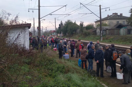 Поблизу Тернополя на залізничній станції зробили смітник (ФОТО)