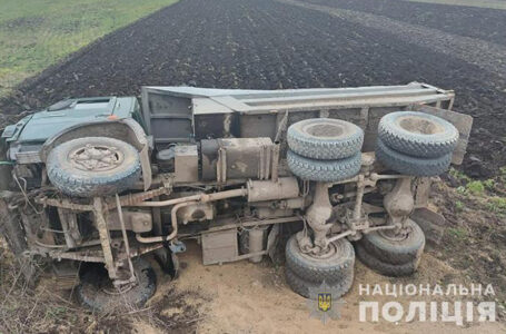 У Тернополі на об’їзній перекинулася вантажівка (ФОТО)