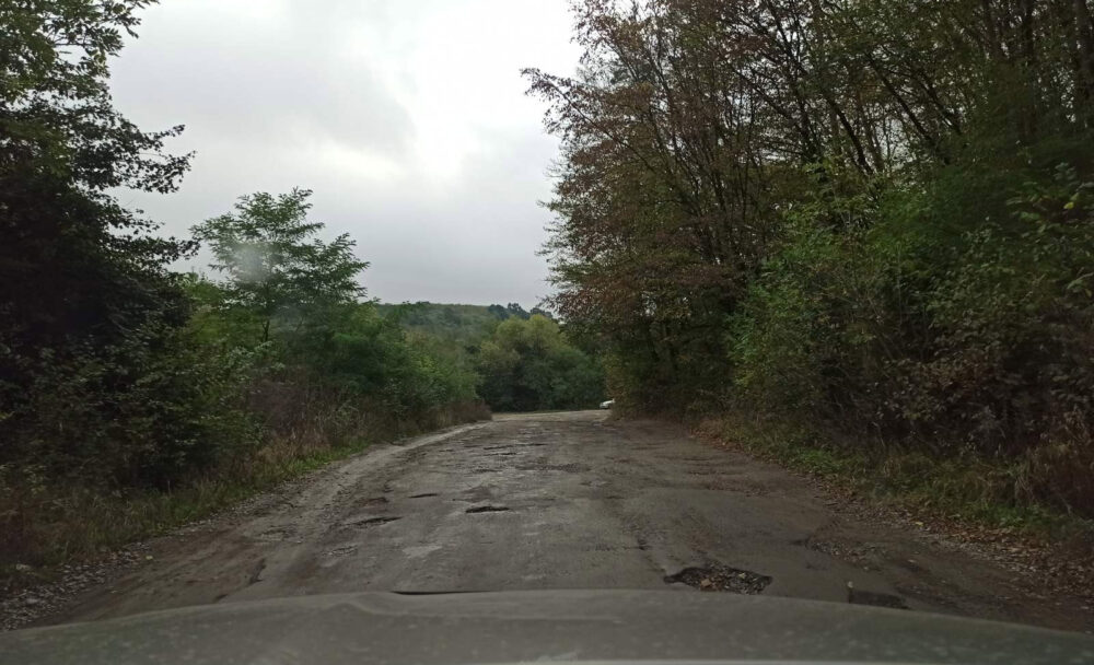 Найгірші дороги Тернопільщини: весь район у ямах та в болоті (ФОТО)