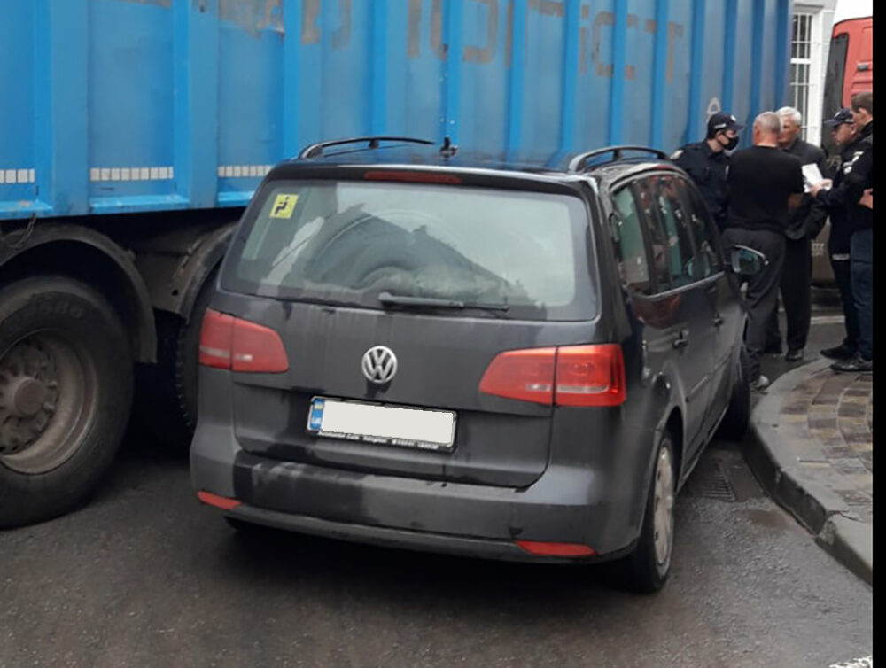 Аварія у Бережанах: на повороті не розминулися “Фольксваген” і вантажівка  (ФОТО)