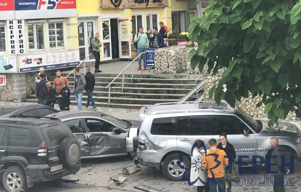 У центрі Кременця масова аварія – зіткнулися 5 автомобілів (ФОТО)