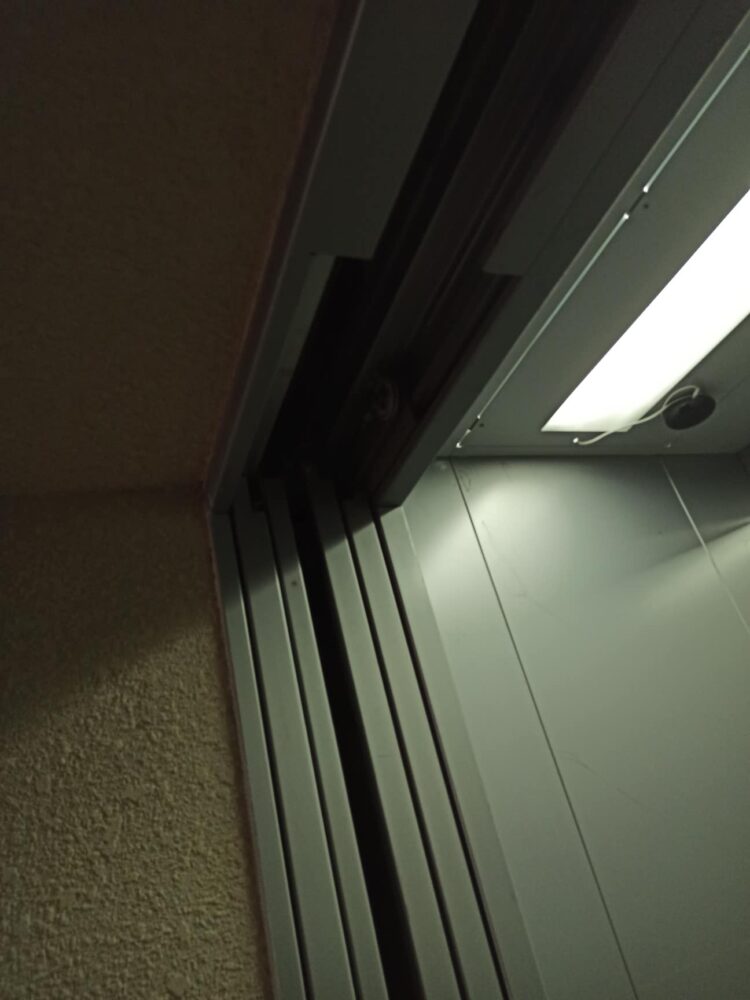 У Тернополі в багатоповерхівці невідомі зняли двері до шахти ліфта (ОНОВЛЕНО)