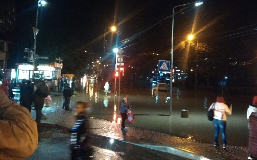 У Тернополі потоп на проспекті Злуки – біля Універсаму працюють рятувальники (ФОТО, ВІДЕО)