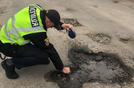 На Тернопільщині поліцейські взяли рулетку і міряють ями на дорогах (ФОТО)