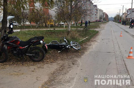 У Чорткові зіткнулися мотоцикл і мопед – 47-річна жінка отримала важкі травми (ФОТО)