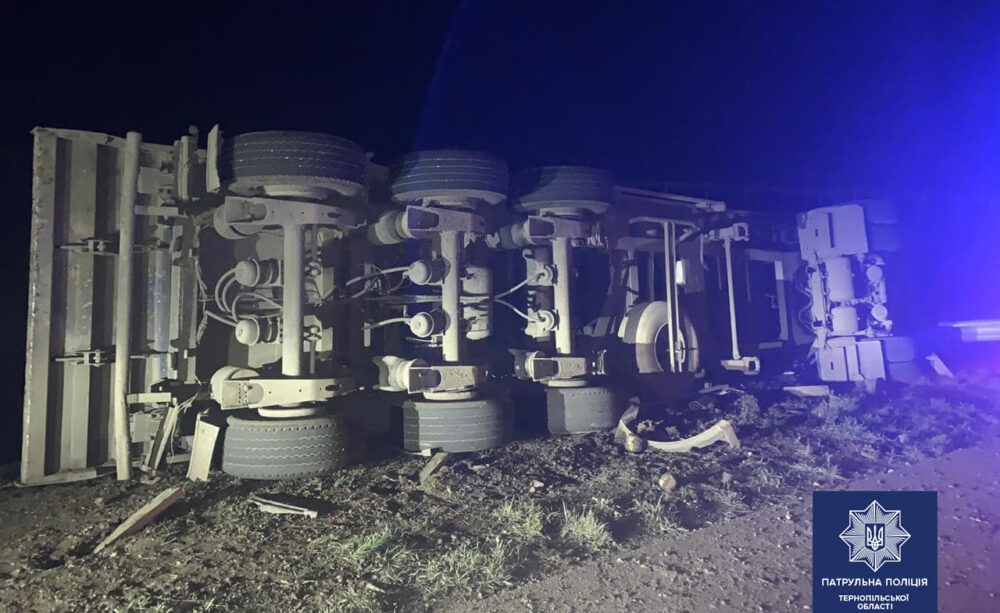 Аварія на Тернопільщині – поблизу села Мишковичі перекинувся вантажний автомобіль (ФОТО)