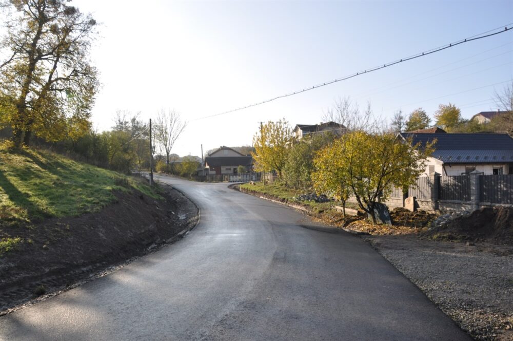У селі на Чортківщині на одній із вулиць вперше заасфальтували дорогу (ФОТО)