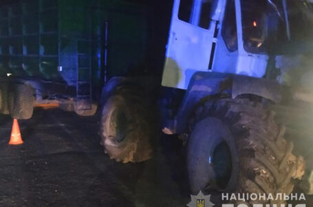 Аварія на трасі Чортків-Бучач: водій “Мазди” не встиг загальмувати і врізався у трактор