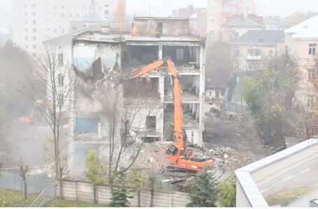 Буде житловий комплекс: у центрі Тернополя проводять демонтаж будівлі швейної фабрики (ВІДЕО)