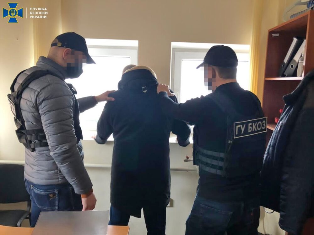 Вимагали гроші у забудовників – на Тернопільщині затримали двох свіженьких хабарників