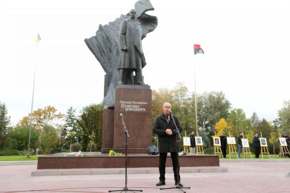 Громада Тернополя вимагає повернення Степанові Бандері звання Героя України
