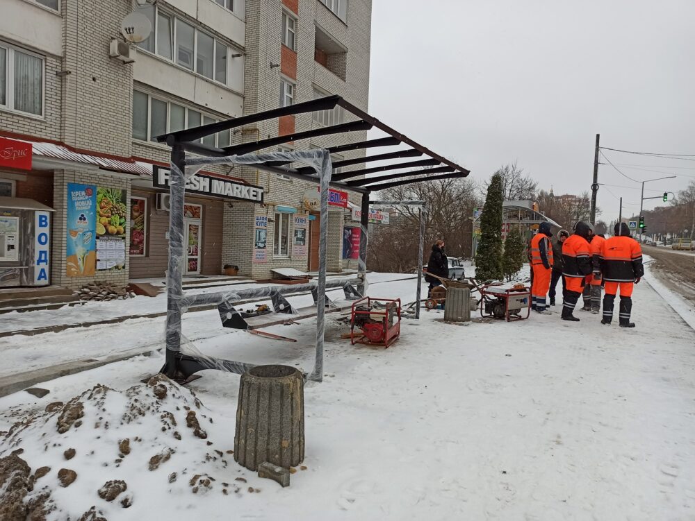 У Тернополі облаштовують нову зупинку громадського транспорту та тротуари (ФОТО)