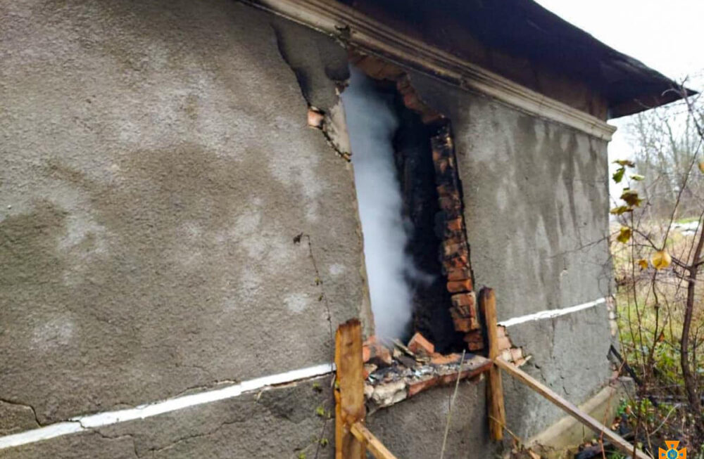 На Тернопільщині під час пожежі обвалилася покрівля будинку, загинула людина (ФОТО)