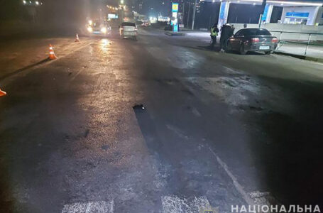 Поблизу Тернополя водій автомобіля “Рено” збив трьох пішоходів – жінку та двох дітей (ФОТО)