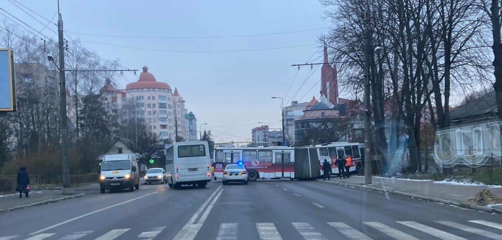 Аварія у Тернополі – на проспекті Бандери тролейбус в’їхав у паркан (ВІДЕО)