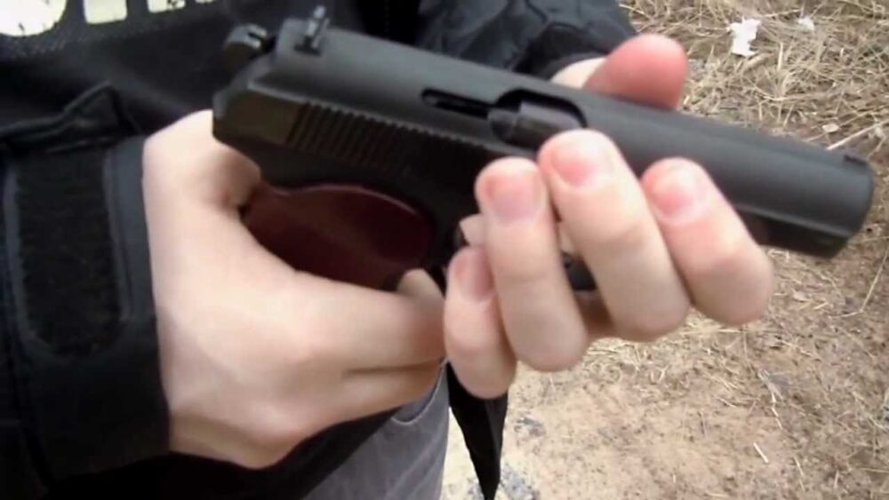 У Тернополі чоловік за 2000 доларів продав есбеушникам пістолет та півсотні патронів