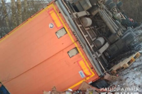У результаті аварії поблизу Тернополя перекинулася вантажівка (ФОТО)