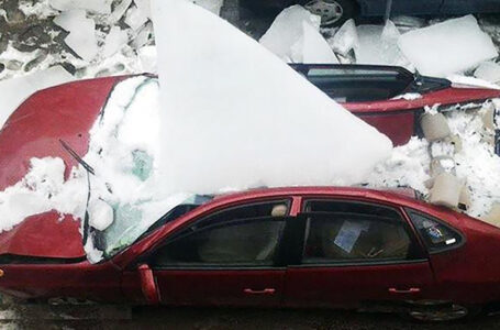 Жахлива аварія біля Бучача: брила льоду зірвалася із кузова вантажівки і впала на легковий автомобіль