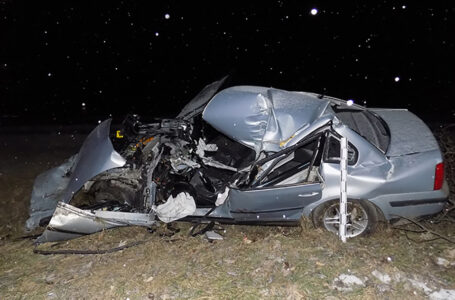 На Тернопільщині 20-річний водій “Фольксвагена” влетів під вантажівку та отримав важкі травми (ФОТО)