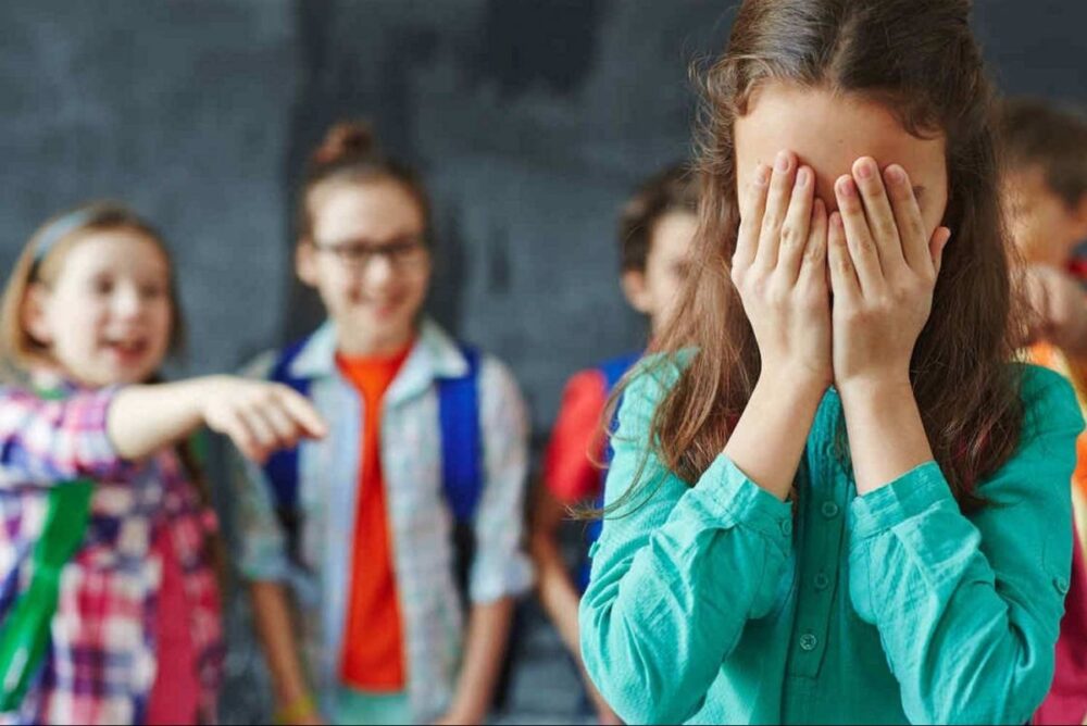 Булінг проти однокласниці: на Тернопільщині матір нечемної учениці отримала штраф