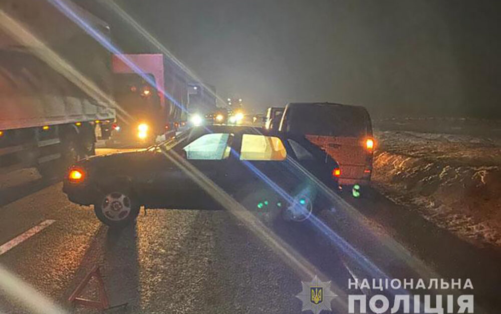 Житель Кременеччини опинився під колесами трьох автомобілів – чоловік загинув